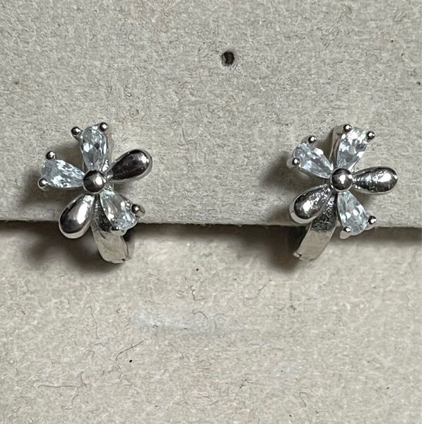 お花のフープピアス シルバー925 アクセサリー ファッション レディース フラワー 銀色 キュービックジルコニア 人口宝石