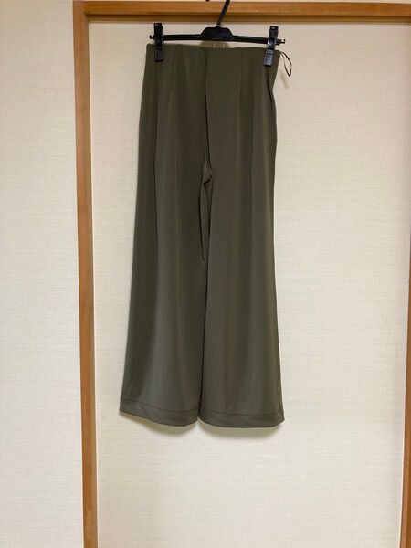 カーキ色のUNIQLOのストレッチワイドパンツ