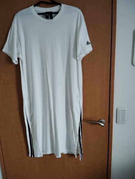 お洒落なadidas ロング丈Tシャツ サイドスリット入り ホワイト