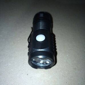 ミニ充電式ハイパワーLED懐中電灯,超強力,3コア,戦術的,金属製ペンクリップ,ハンドランプ,新品