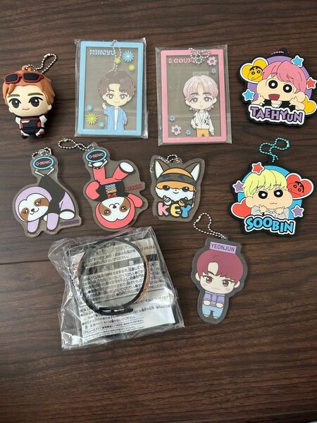 新品 韓国アイドルグループ アクリルキーホルダー ラバー 10点詰め合わせ③