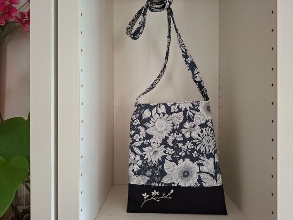 手刺繍入りポシェット ハンドメイド