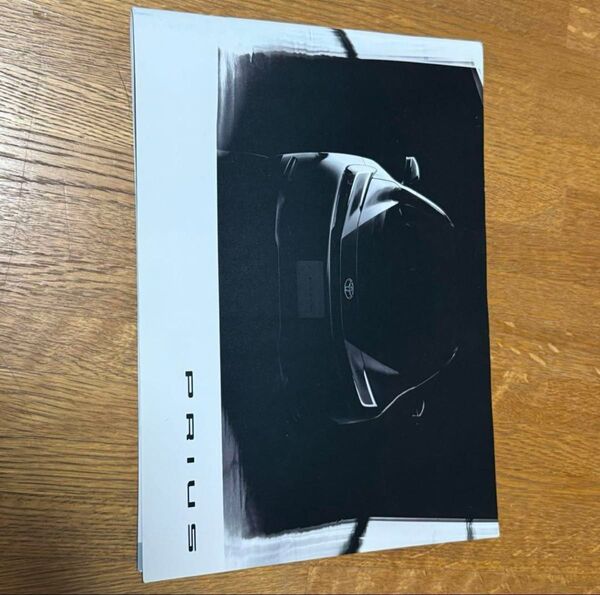 トヨタ プリウスのカタログ、デザインと機能を詳述。