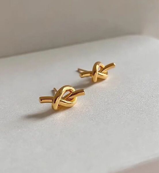 ノットデザインピアス ゴールド 18Kメッキ加工 結び目 シンプル