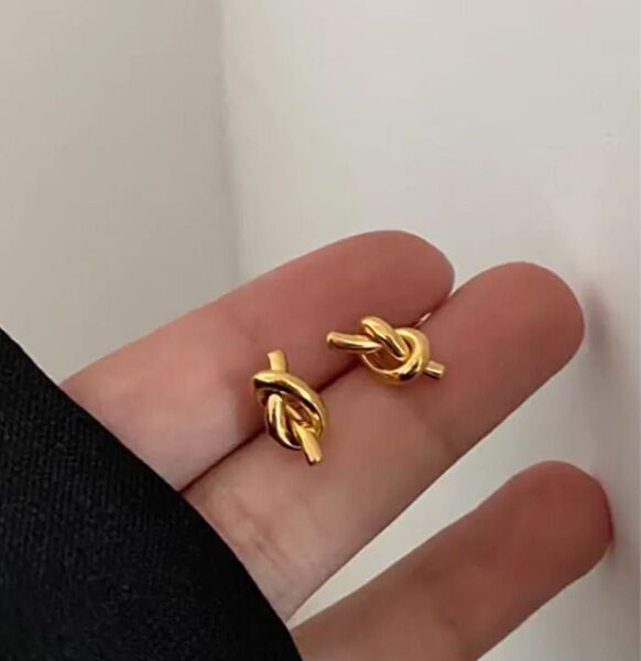 ノットデザインピアス ゴールド 18Kメッキ加工 結び目 シンプル