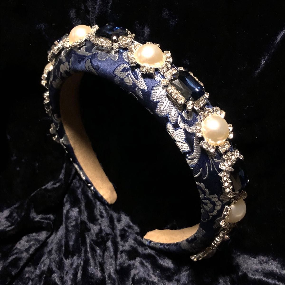 レディースカチューシャ　ビジュー　パール　カチューシャ　キラキラ　青　ブルー　花柄　大振り　派手　可愛い　ヘアアクセサリー