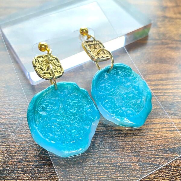 アンティーク ボタン 水色 バラ 花束 大ぶり ピアス アクセサリー ゴールド シーリングスタンプ 軽量 かわいい プレゼントにも