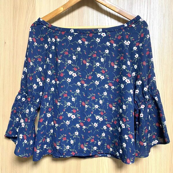 花柄オフショルダー五分袖ブラウス 紺色 フリル 夏服 レディース シャツ ブラウス 花柄