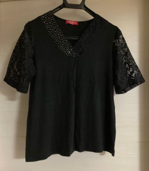 【corso rosso】MADE IN ITALY 黒半袖Vネックカットソー 両肩レース袖ネック部レース&スパンコールデザイン