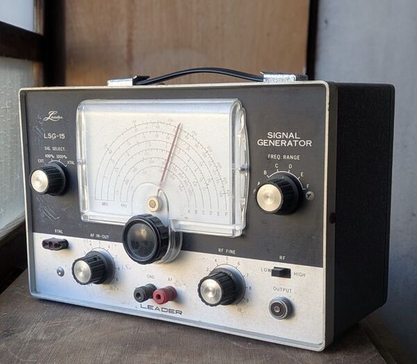 □ LEADER □ リーダー電子 LSG-15 SIGNAL GENERATOR 中古 レトロ電子 計器 アナログ