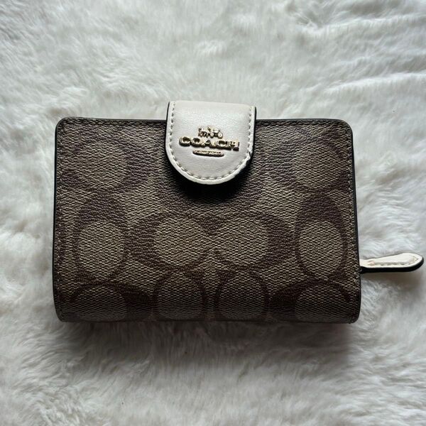 COACH コーチ 二つ折り財布 ベージュ ホワイト ボタンロゴ