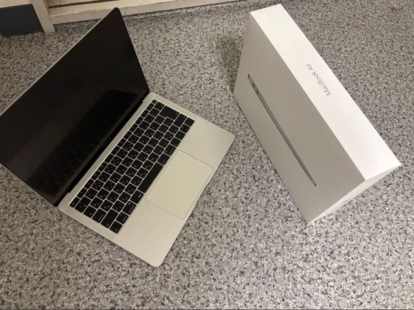 充放電回数61回 MacBook Air 13.3インチ(2019)/250GB