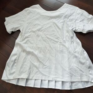 白Tシャツ プリーツ 裾フレア レディース