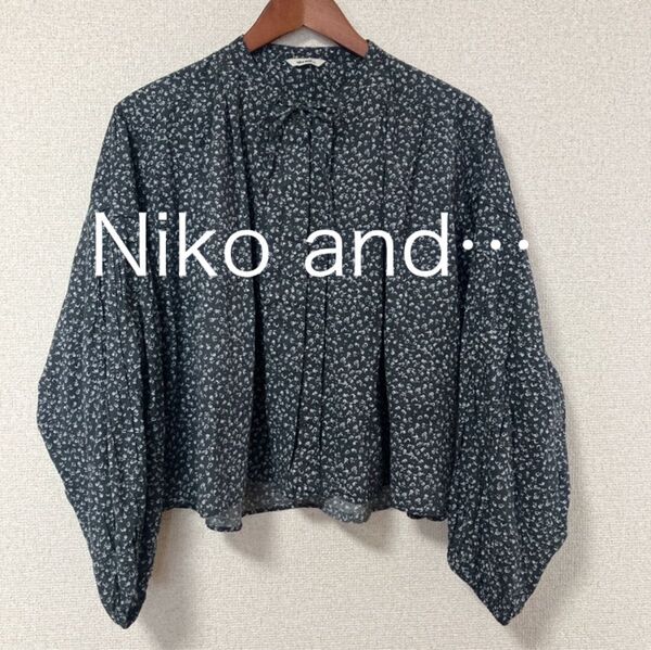 Niko and… ニコアンド ブラウス 小花柄ブラウス チャコール