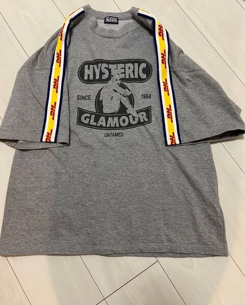 【人気ヒスガール!!美品】hystericglamour ヒステリックグラマー Tシャツ グレー 半袖 袖にもプリントロゴ