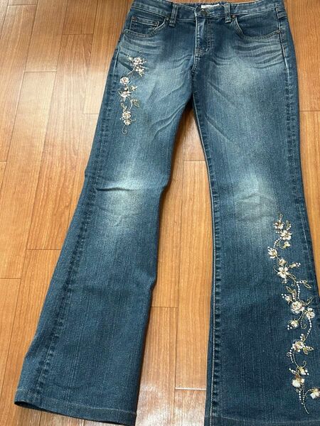 刺繍入りデニムパンツ ブーツカット ブルー レディース