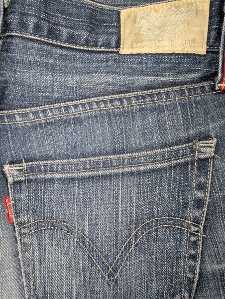 Levi's ブーツカットデニム 赤いデザイン ダークブルー 日本製 M