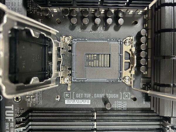 ASUS TUF GAMING Z790-PLUS WIFI Intel Z790 (LGA1700) 使用期間1カ月程です
