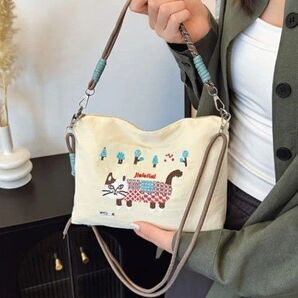 0965 刺繍ナイロンクロスボディバッグ 猫柄 アイボリー ショルダーバッグ バンドバッグ