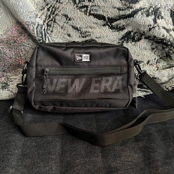 ★お値下げ不可★NEW ERA ショルダーポーチ ラージ 2L ブラック ホワイト ロゴ ショルダーバッグ 14521315 黒