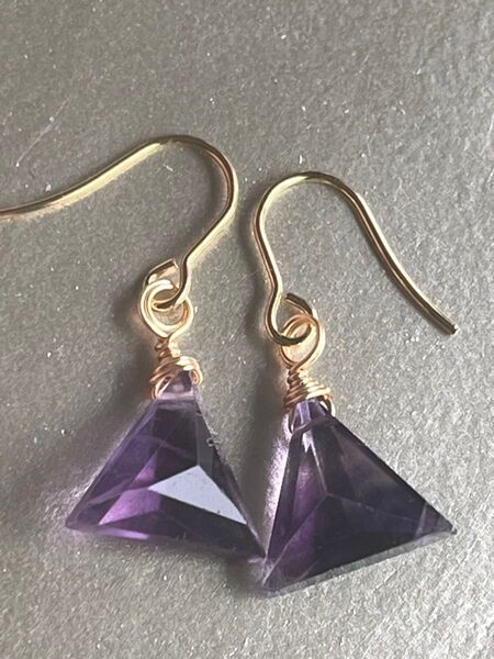 ハンドメイド ピアス 天然石 フローライト パープル系 トライアングル サージカルステンレス製フック