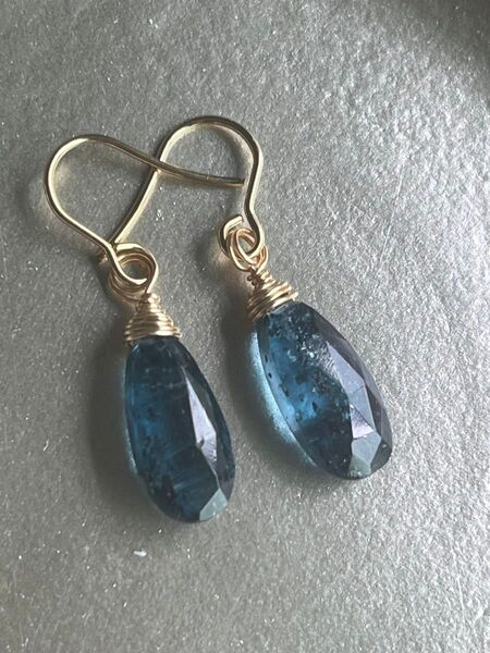 ハンドメイド ピアス 天然石 モスカイヤナイト サージカルステンレス製