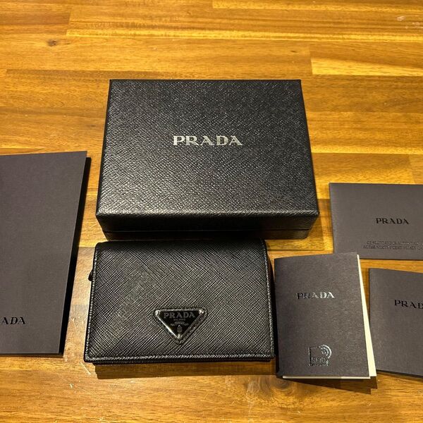 PRADA 二つ折り財布 サフィアーノレザー ブラック 未使用