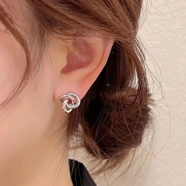 ピアス アクセサリー 韓国 雑貨 シルバー結び目デザインスタッドピアス 可愛い