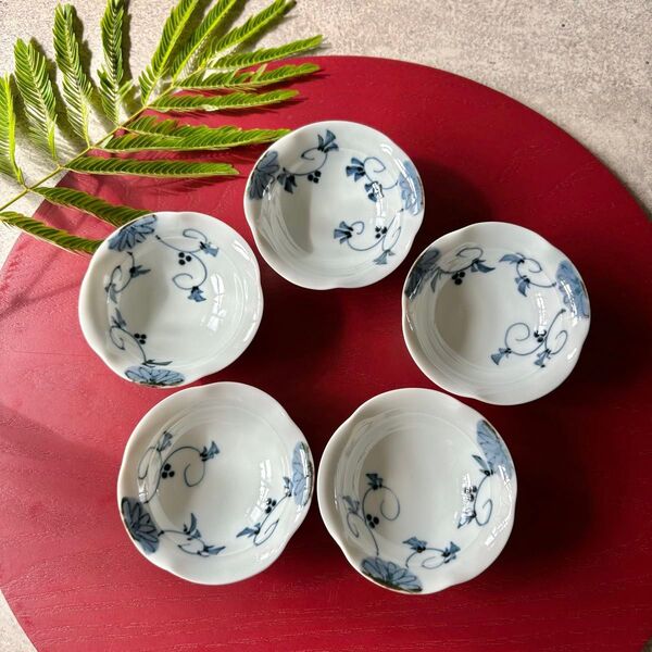波佐見焼 花小鉢 5点セット 花唐草 花柄 青 白 和食器 手描き 手作り 作家 小皿 小付 唐草模様 藍色 食器 皿