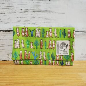 ぴったりが嬉しい!スリム通帳ケース(ミーアキャット 緑) ハンドメイド 手作り 新品