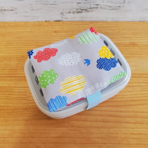 お弁当に!保冷剤ケース付きお弁当箱ゴムバンド ランチベルト ハンドメイド 雲柄