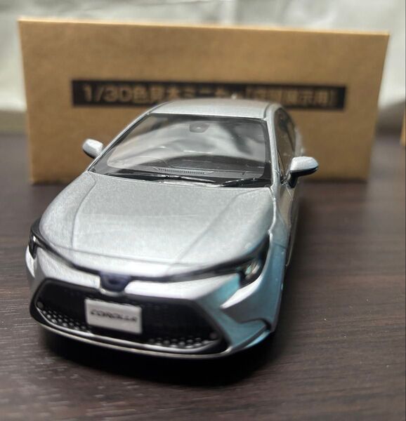 トヨタ カローラ(セダン) カラーサンプル ミニカー シルバーメタリック 専用箱付