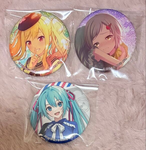 プロセカ グリッター缶バッジ サンリオ 11b 月うさぎ 感謝祭 初音ミク 天馬咲希 日野森志歩