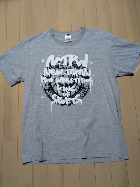 【事前連絡2枚同時購入なら200円引き】新日本プロレス ライオンマークロゴ Tシャツ グレー Lサイズ