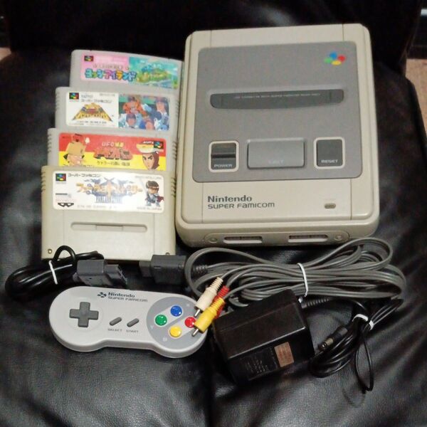 Nintendo スーパーファミコン SFC 本体 アダプター ケーブル 付属 ソフト4本 動作確認済み SHVC-001
