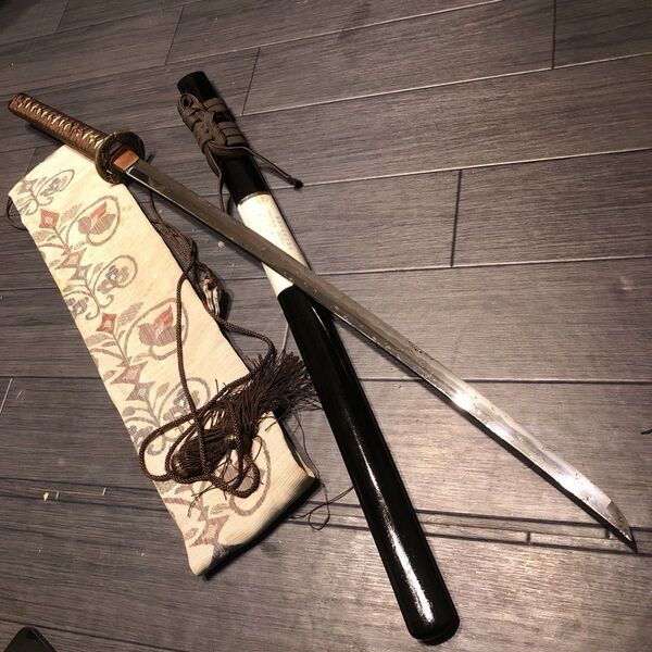 66.6cm 日本刀 刀装具 黒拵え付き 旧家蔵出品 脇差 登録証 刀袋付 乱刃紋 湾れ刃 擦り上げ