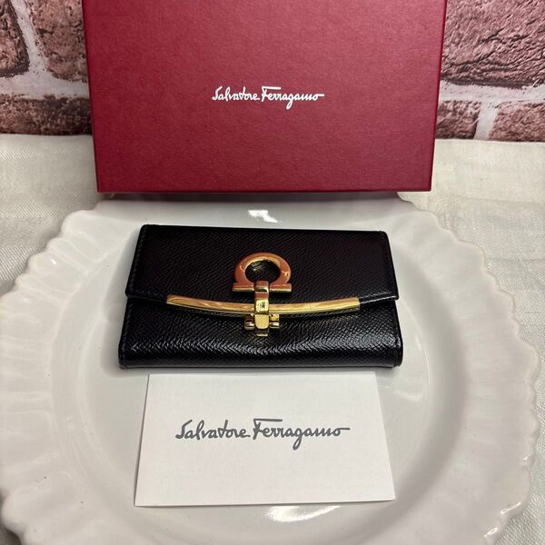なかなか綺麗Salvatore Ferragamoサルヴァトーレフェラガモ ガンチーニ6連キーケース、キーリング付き