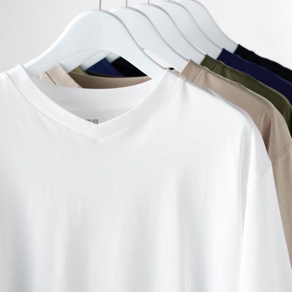 ユニクロ リラックスフィットvネックTシャツ ホワイト Mサイズ