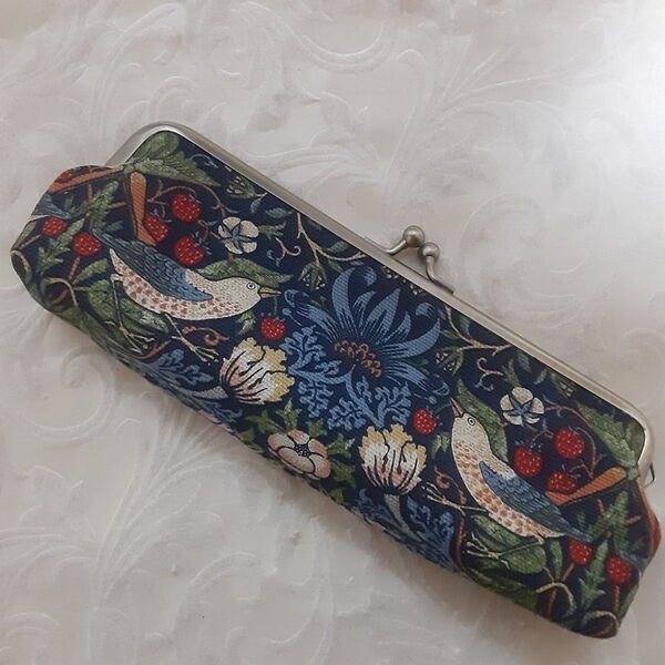 がま口ポーチ小物入れ小鳥苺花柄ベストオブモリス ハンドメイド