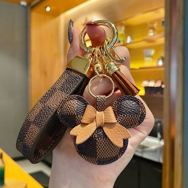 ミッキー風 チャーム 茶 キーホルダー レザー キーリング バックチャーム 革 茶色 装飾 小物 市松模様
