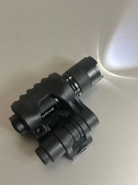【】LED フラッシュ ライト と角度調整マウンター 20mm レール対応