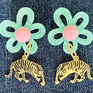 虎とお花のピアス