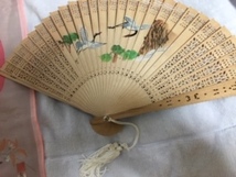 白檀香木製透し彫にハマナス花/鶴両面柄白房付扇子(幅約36丈20cm)&友禅花鳥柄綿100%ハンカチ(約43×42cm) 未使用_画像3