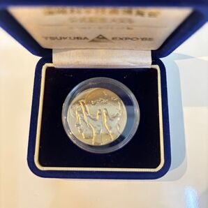 EXPO'85公式記念メダル 青いケース付き。EXPO'85 つくば万博 ゴールドセラミック製 記念硬貨