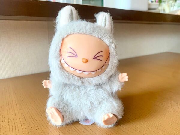 LABUBU HAVE A SEAT HEHE ポップマートラブブ 人形 グレー ぬいぐるみ