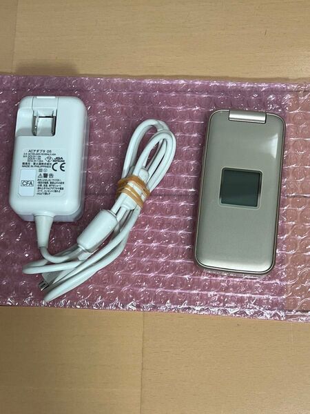中古 SIMフリー らくらくホンF-02J ゴールド 防塵 防水 判定○ 充電器付き