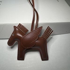 【新品】ブラウン 馬型 チャーム 馬の形 レザー風キーチャーム バッグチャーム キーホルダー