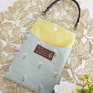 ミントカラーが爽やかなお花のスマホショルダー ハンドメイド ショルダーバッグ ポシェット スマホケース 黄色 サコッシュ 北欧