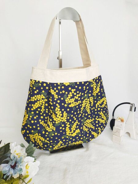 ミモザ×ネイビーのまんまるトートバッグ ハンドメイド ハンドバッグ キャンバス タック ミモザ 植物 北欧 サブバッグ