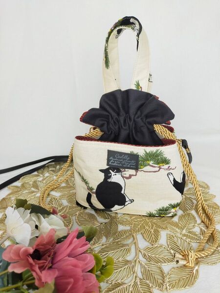 和素材生地のアンニュイ猫さんの巾着バッグ ハンドメイド 巾着 巾着袋 和柄 ドビー 猫 にゃんこ 夏祭り ショルダー 2WAY